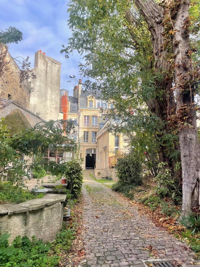 Appartamento Studio Avec Terrasse - Centre Historique Caen Esterno foto